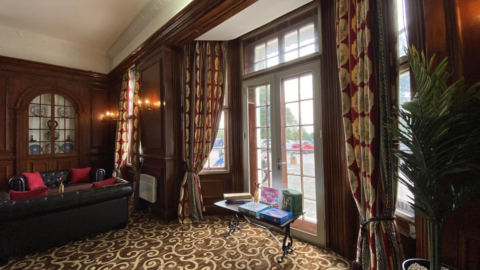 Russ Hill Hotel Charlwood Kültér fotó